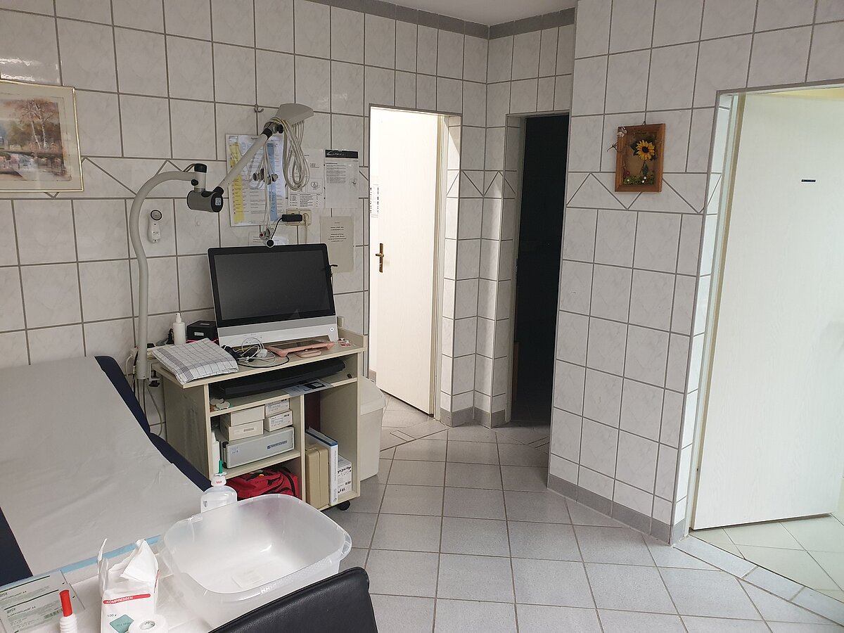 Krankenschwester und Diagnostikplatz im medizinischen Behandlungsbereich