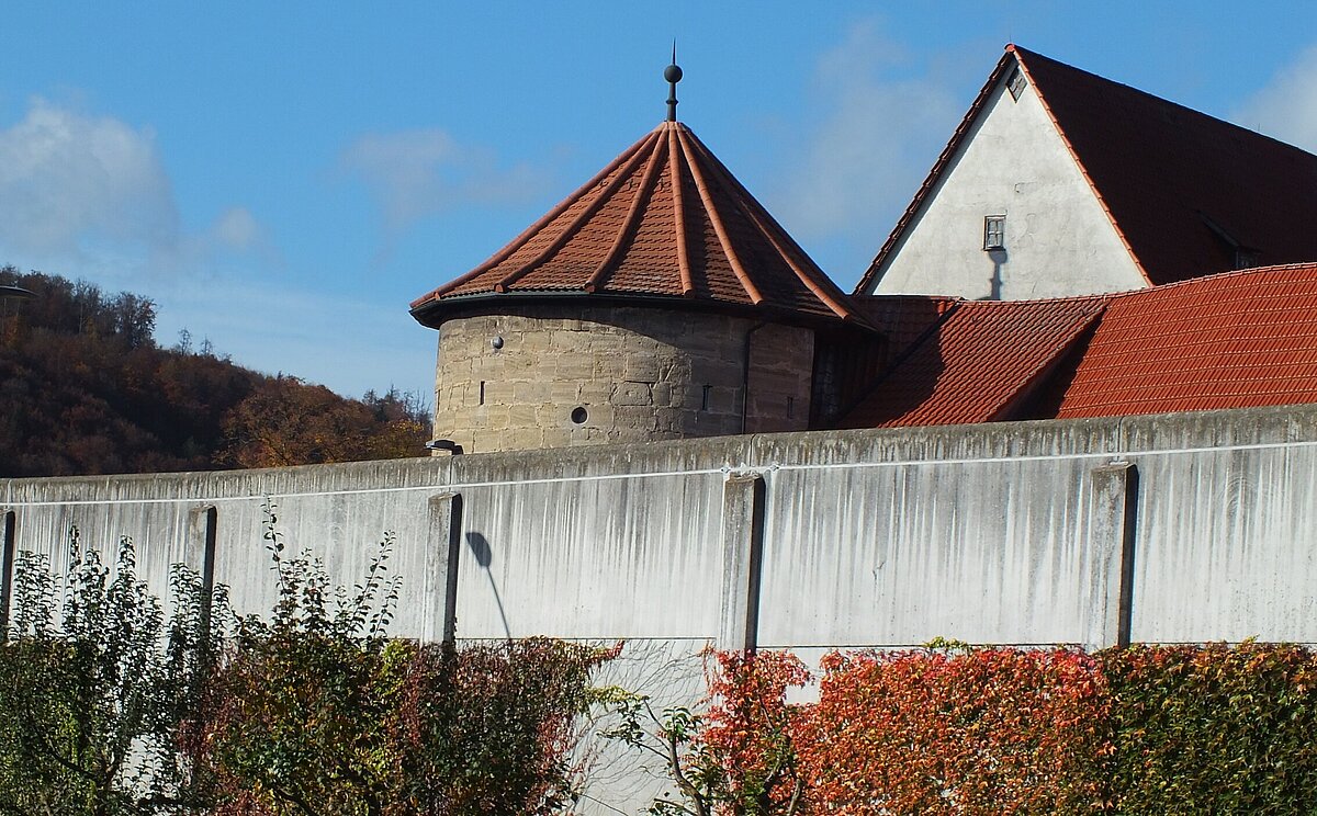 Gebäude der JVA UNtermaßfeld, eine alte Wasserburg, mit moderner Mauer