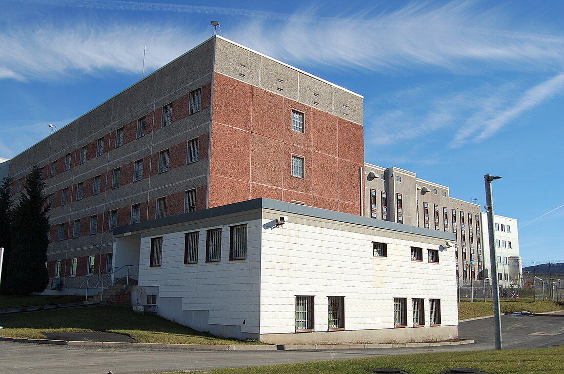 verschiedene Gebäude auf dem Gelände der Justizvollzugsanstalt Suhl-Goldlauter