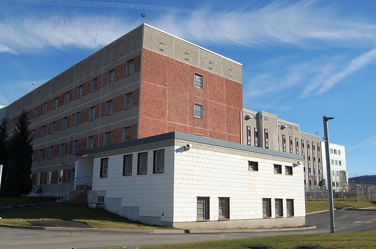 verschiedene Gebäude auf dem Gelände der Justizvollzugsanstalt Suhl-Goldlauter