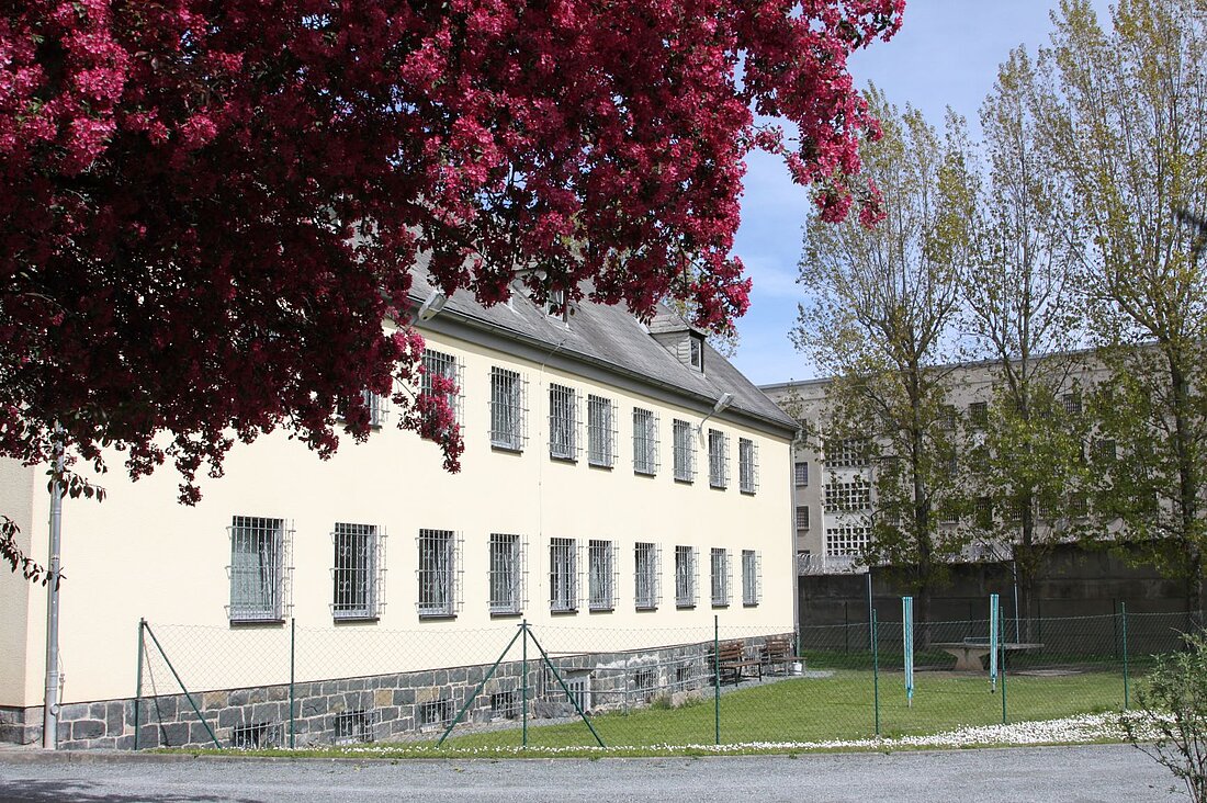 Gebäude der offenen Vollzugsabteilung in der JVA Hohenleuben, neu renoviert