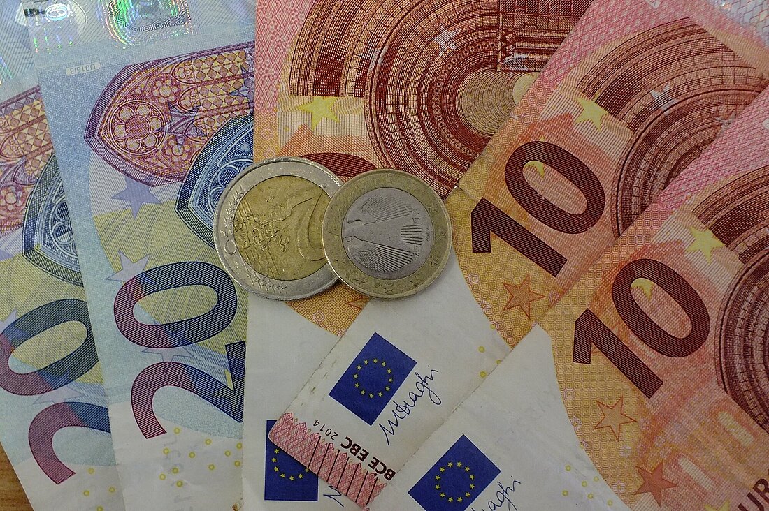 mehrere Geldscheine und Münzen