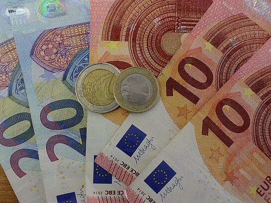 dreiundziebzig Euro in jeweils zwei zwanzig Euroscheinen und drei zehn Euroscheinen, sowie einem zwei Euro und einem ein Eurostück, die übereinanderliegen.