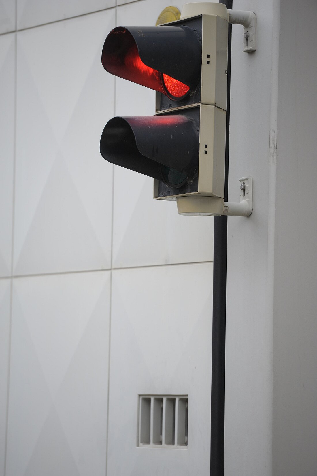 Ampel auf Rot am JVA-Tor