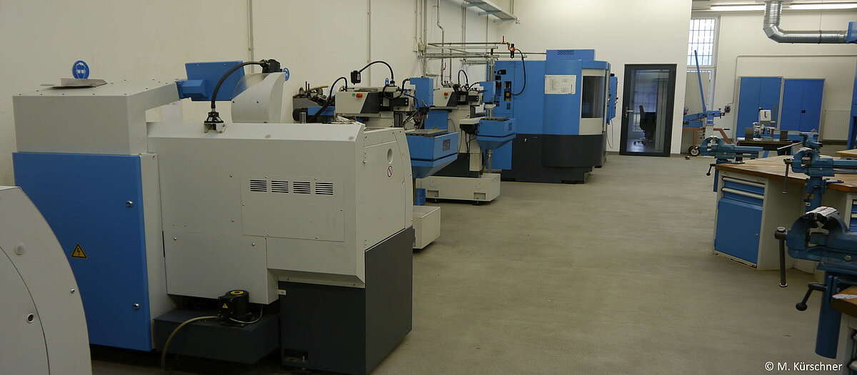Ausbildungsbetrieb zum Maschienen- und Anlagenführer mit Werkbänken und Maschinen.