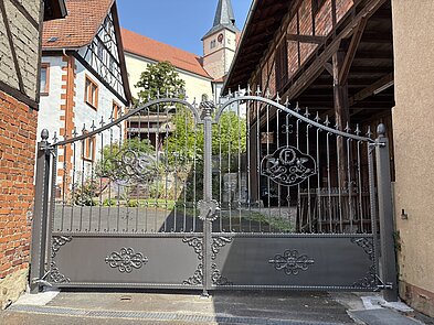 Grundstückstor 2-fluegeliges Grundstückstor mit Zierelementen