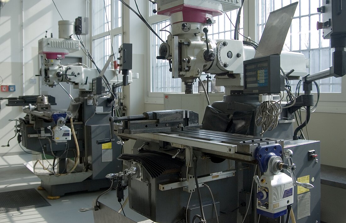 Schlosserei der JVA Tonna mit Maschinen