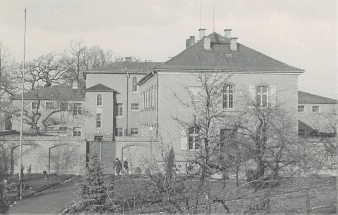 Justizvollzugsanstalt Hohenleuben um 1935, im Vordergrund das Amtshaus der JVA und im Hintergrund das zu der Zeit neugebaute Hafthaus.