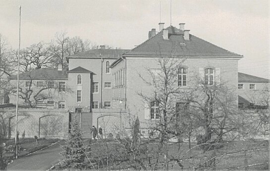 Justizvollzugsanstalt Hohenleuben um 1935, im Vordergrund das Amtshaus der JVA und im Hintergrund das zu der Zeit neugebaute Hafthaus.