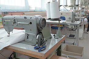 Nähmaschine in der Sattlerei Nähmaschine in der Sattlerei