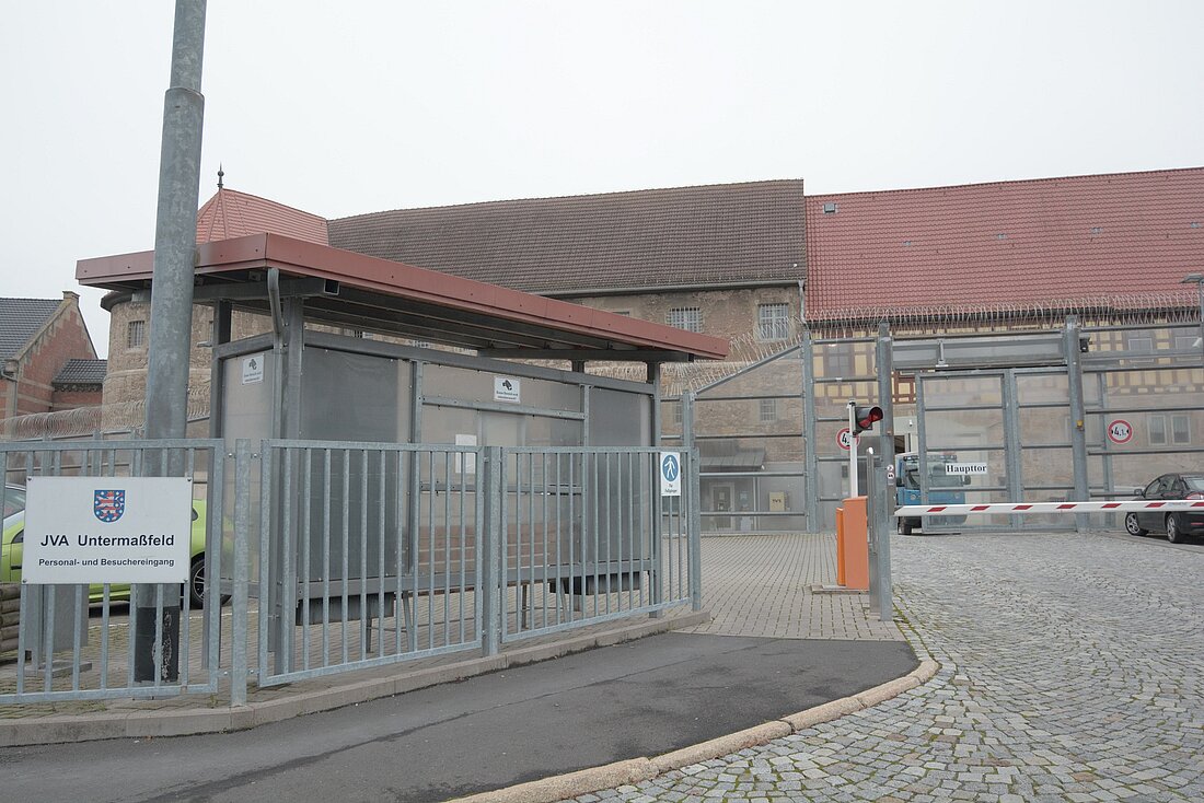 Eingangstor zur JVA Untermaßfeld mit Maschendrahtzaun