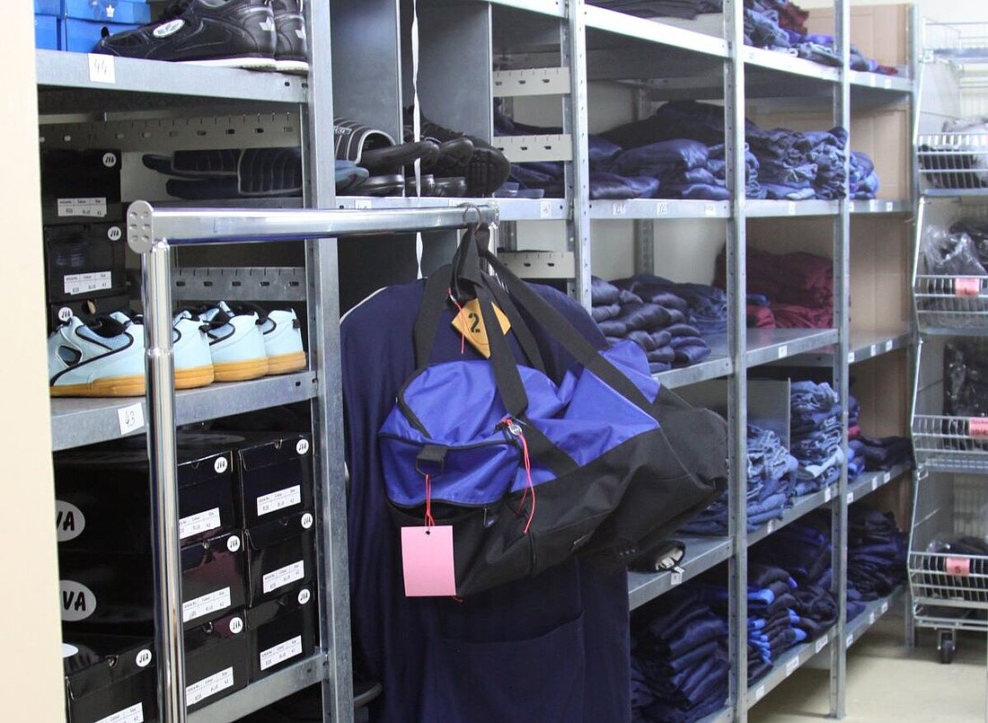 sogenannte Kammer in der JVA Hohenleuben. Hier erhalten die gefangenen nach Zugang ihre Gefangenekleidung, Hygieneartikel usw.