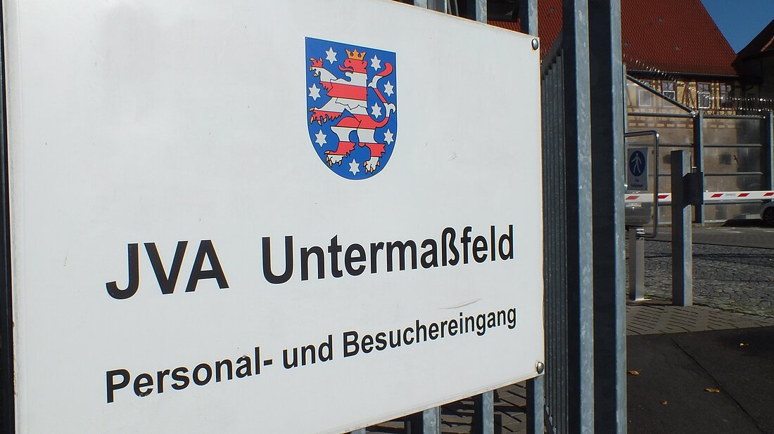 Schild der JVA Untermaßfeld am Eingangstor