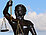 Justitia Justitia, eine stehende Göttin, der die Augen verbunden worden sind. In der rechten Hand hält diese eine Waage. In der anderen Hand hält sie das Richtschwert. Sie steht für Gerechtigkeit.